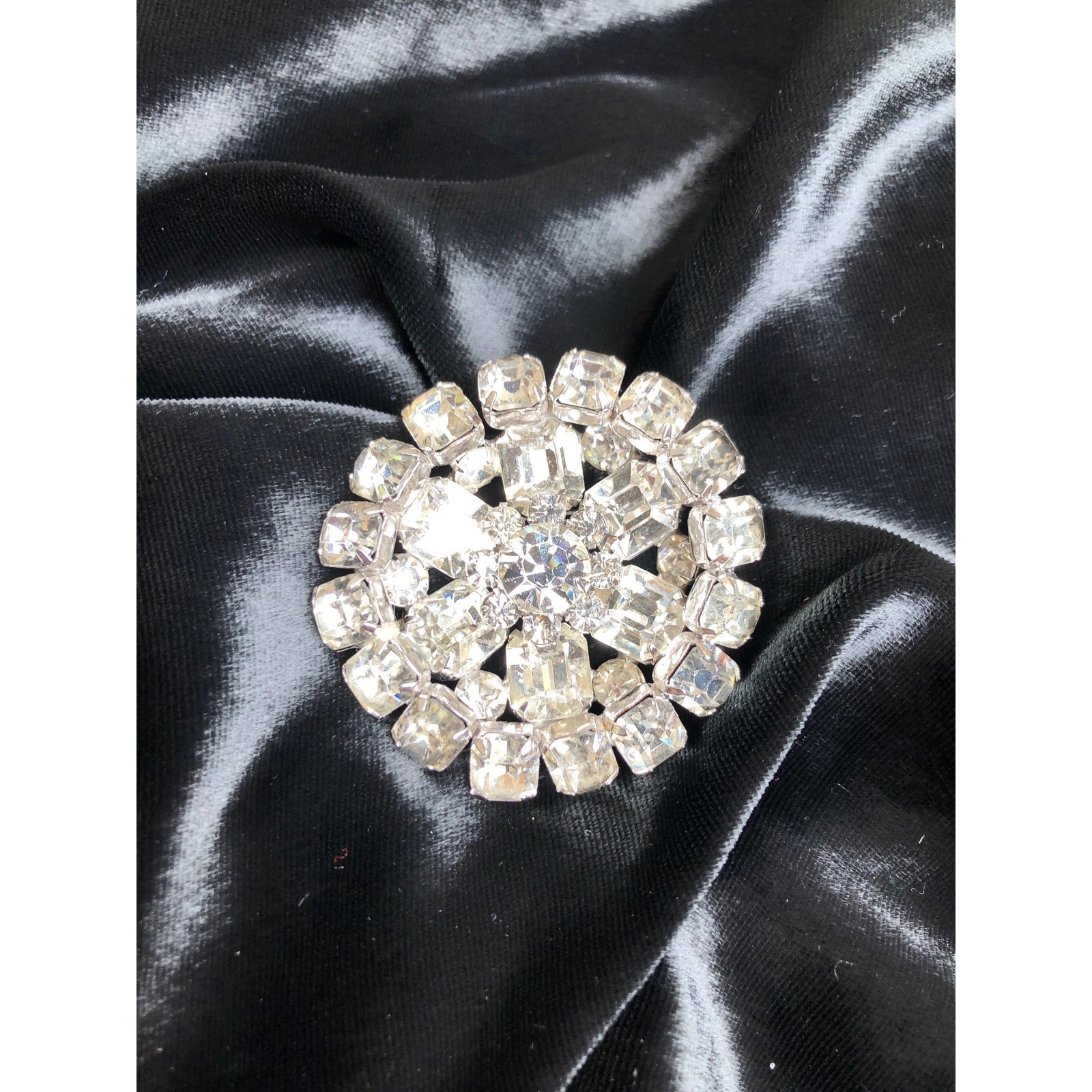 Authentic Vintage Kramer Flower Shape Clear Crystall Rhinestones Pin Brooch